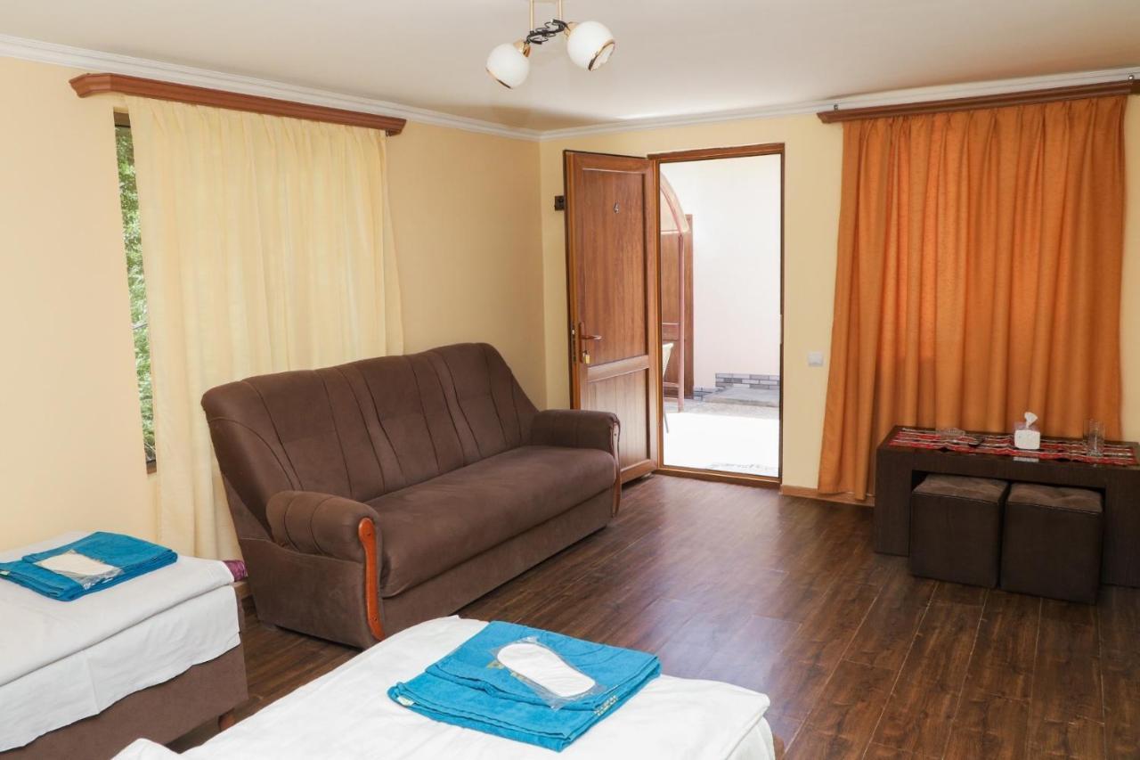 Naberejni Hotel Meghri Luaran gambar
