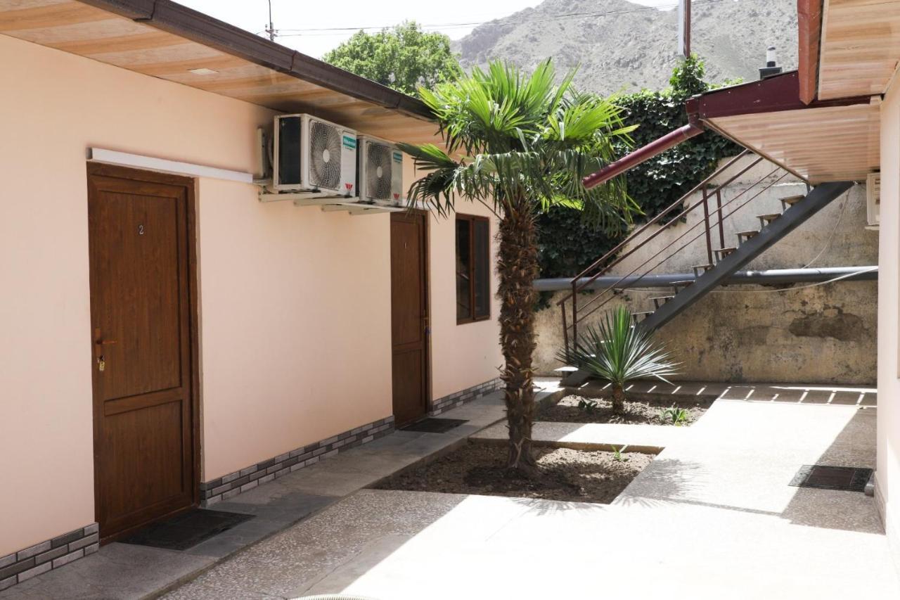Naberejni Hotel Meghri Luaran gambar