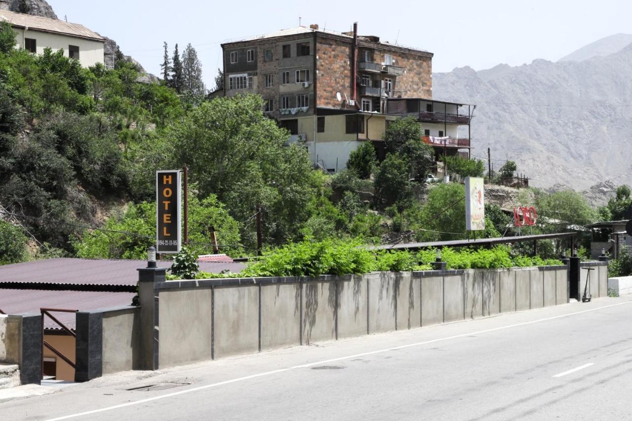 Naberejni Hotel Meghri Luaran gambar