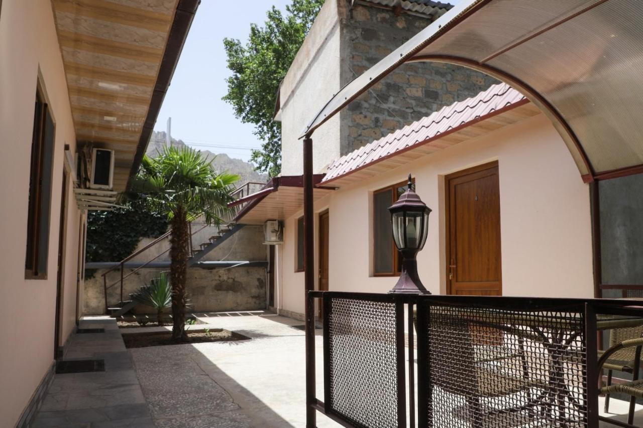 Naberejni Hotel Meghri Luaran gambar