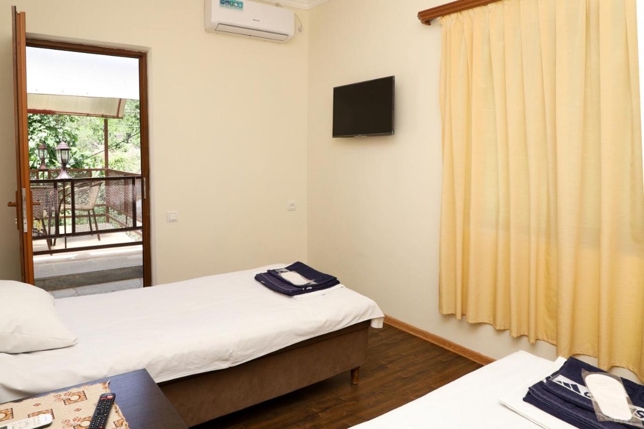Naberejni Hotel Meghri Luaran gambar